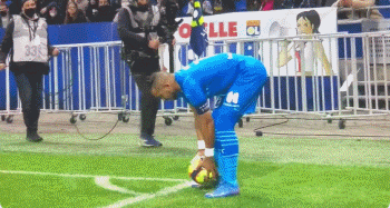 传中还是射门？奥多伊谈世界波进球：这叫似传似射（奥多伊谈世界波：既像传中也像射门）