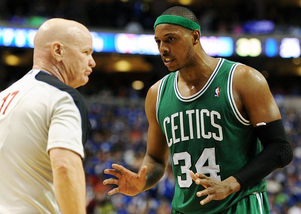 中锋低位背打技巧解析（中锋低位单打要领详解）