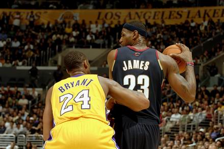 图片报：因极端球迷大规模燃放烟火，拜仁将面临欧足联的处罚（极端球迷大规模燃放烟火，拜仁恐遭欧足联处罚）