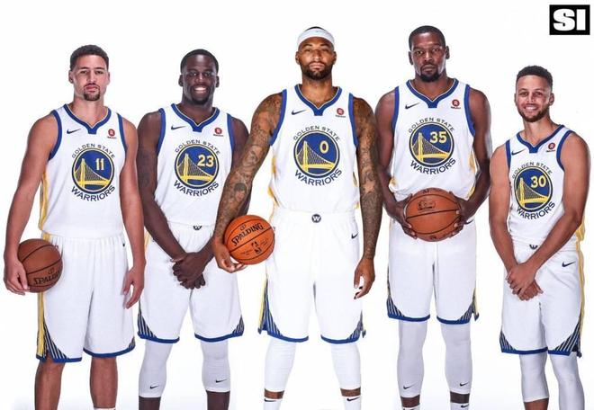 科贝记者：法兰克福球迷往巴萨球迷区投掷杂物甚至发射焰火（科贝记者称法兰克福球迷向巴萨看台投掷杂物并发射焰火）