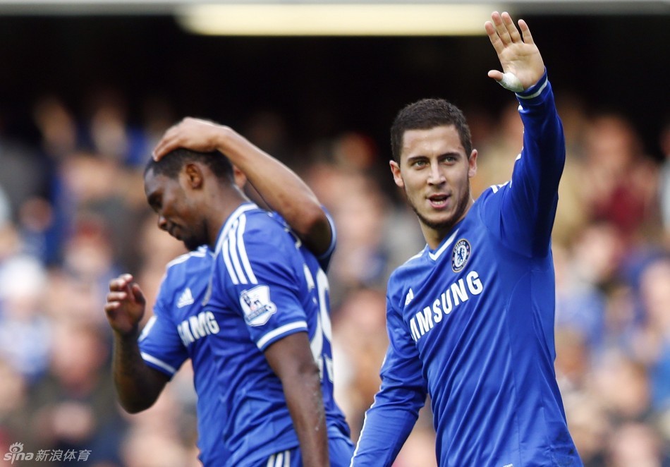 出席白宫晚宴后，C罗与美国防务部长合影